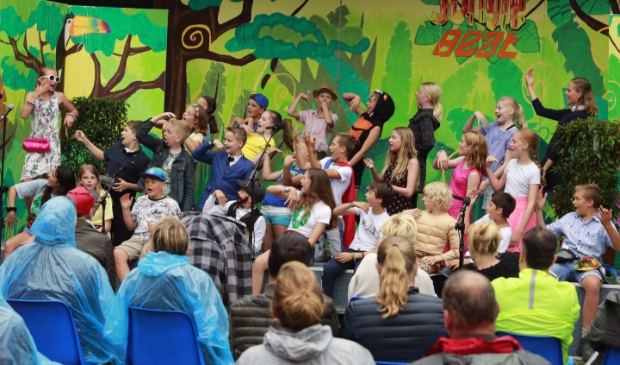 Het Mozaïek speelde dinsdagavond hun musical in de buitenlucht.