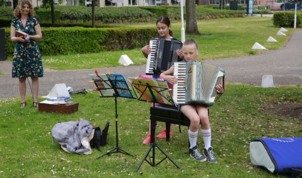 Kitty Mol van de Bibliotheek Hoorn droeg gedichten voor en werd ondersteund door twee muzikanten van Muziekschool Boedijn.