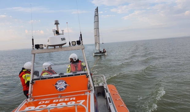 Catamaran op Markermeer met hulp van Reddingsstation Warder weer veilig in de haven.