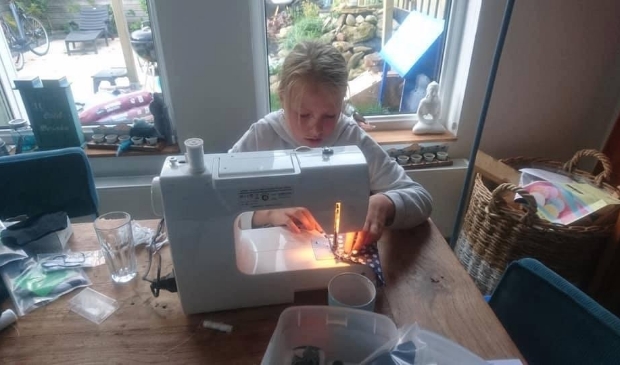 Rosalynn achter de naaimachine.