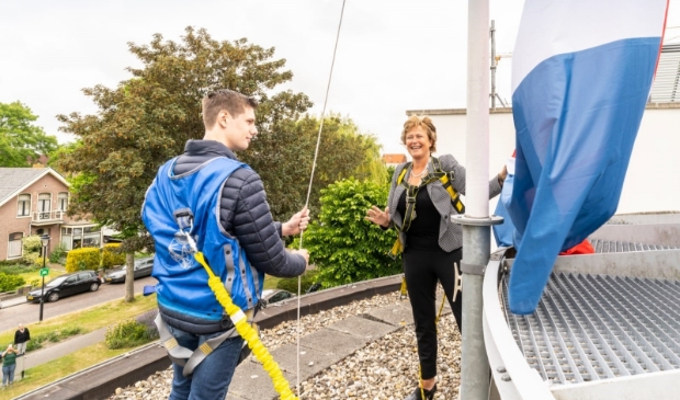 Chris van Gerven en Marjan van Kampen op het dak van het gemeentehuis.