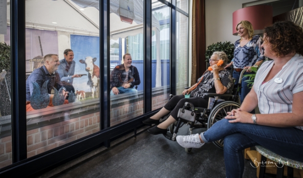 Jasper Tolhuijs, Cyril Kraak en Raymond Warnars probeerden zelf de partytent uit en belden met mevrouw Gonggrijp. Omring medewerkers Marlies Touwen-Schoneveld en Mirjam Beuger hielden haar gezelschap.