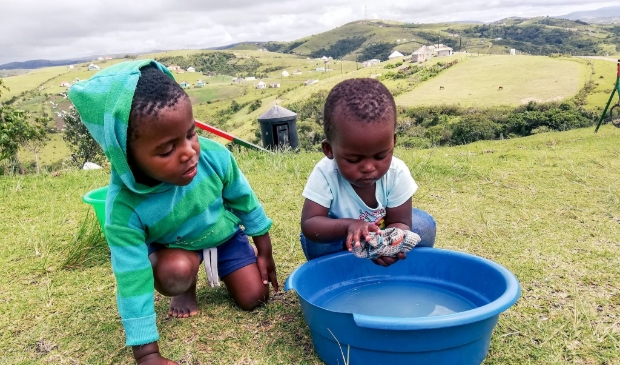 Kinderen wassen hun handen voor ontbijt. Hygiëne zo belangrijk.