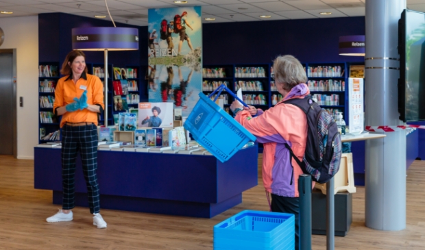 Geen boodschappen, wel boeken in de bekende azuurblauwe winkelmandjes.