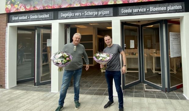 Danny en Kees Hoffman voor hun nieuwe filiaal in Volendam.