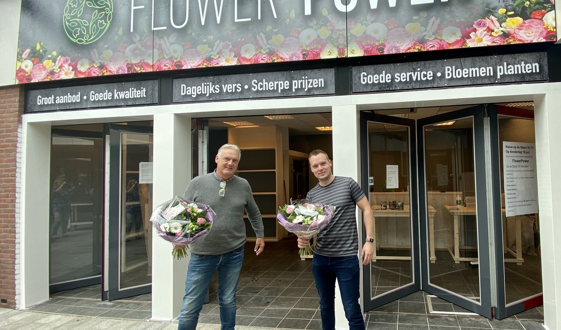 Danny en Kees Hoffman voor hun nieuwe filiaal in Volendam. 