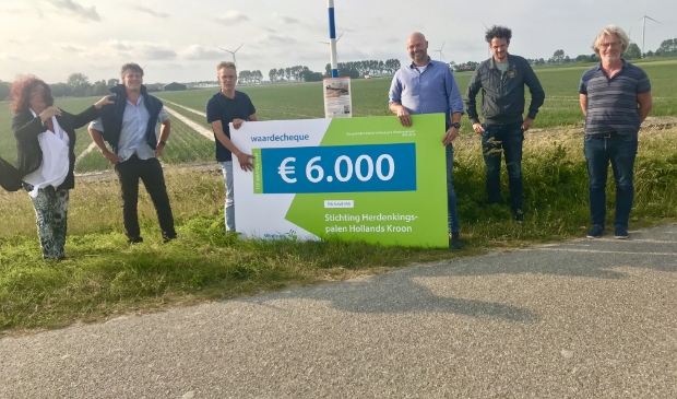 Blij met de cheque van Windfonds.