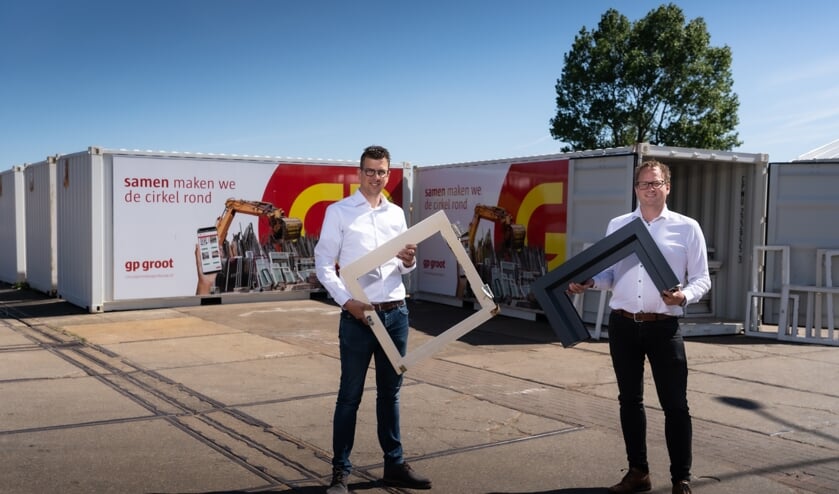 'De klant krijgt zijn eigen afval terug in de vorm van een nieuw product en zo maken we met z’n allen de cirkel letterlijk rond’, aldus Ronald Balvers, GP Groot recycling (l.) en Jappe Dekker, Schipper Kozijnen.