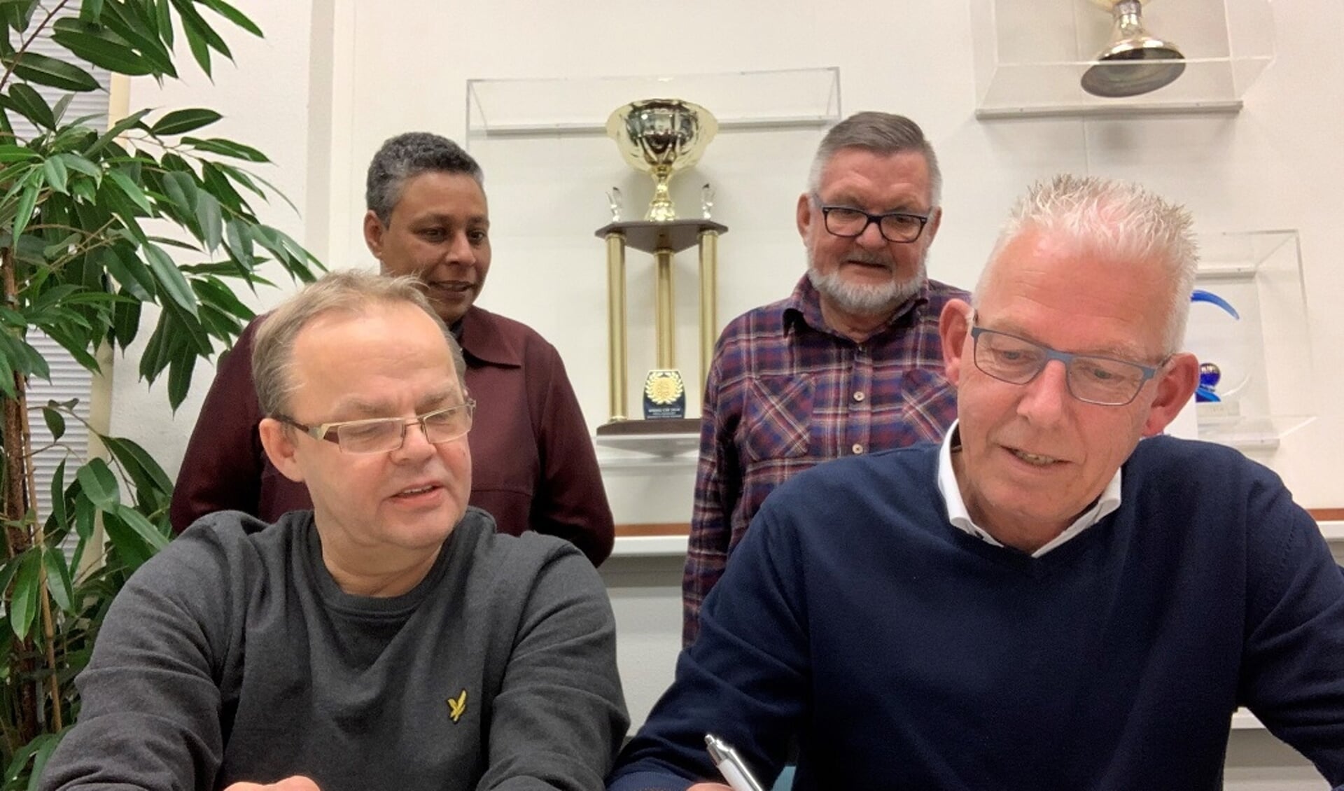 De Langedijker biljartpromotor Dirk Snip (l) tekent voor de organisatie van het WK driebanden in Heerhugowaard; helaas kan het feest niet doorgaan dit jaar.