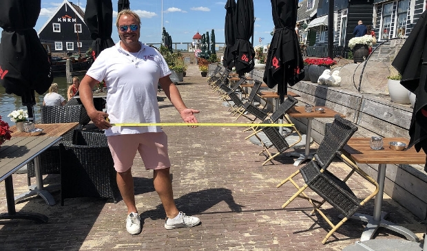 Dick Koorndijk van 'Land en Zeezicht' loopt nu standaard met een rolmaat in z'n hand om de 150 centimeter te kunnen waarborgen.