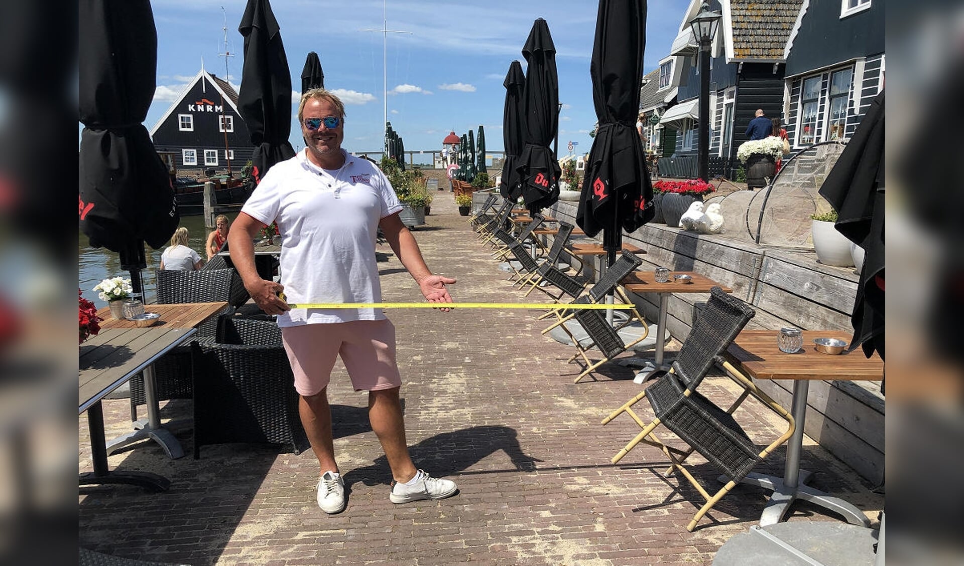 Dick Koorndijk van 'Land en Zeezicht' loopt nu standaard met een rolmaat in z'n hand om de 150 centimeter te kunnen waarborgen.