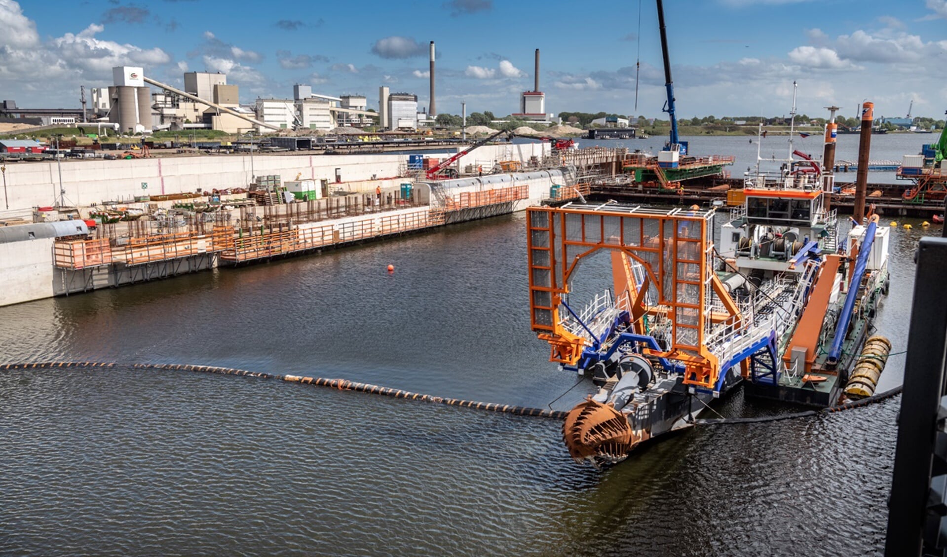 Het uitgraven van de sluiskolk van de nieuwe zeesluis in IJmuiden is begonnen.