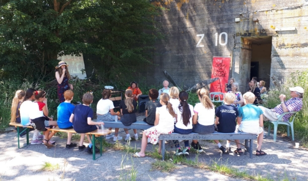 In Bergen werd de huldiging afgesloten in het Ecodorp, waar het vliegveld uit de verhalen van de vertellers was en de oorlog in Bergen begon.