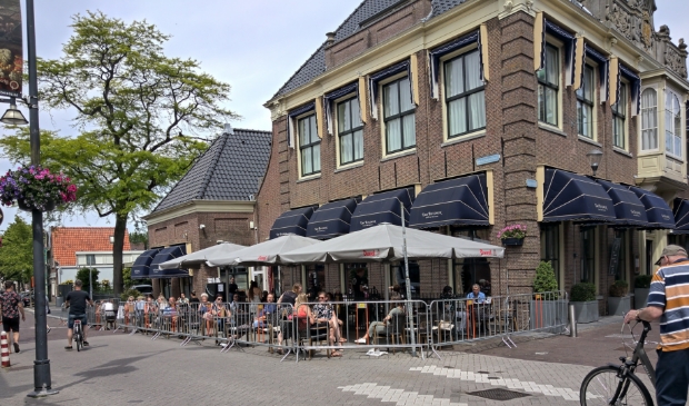 Genieten van het mooie Pinksterweer op het terras.