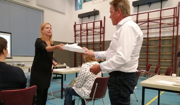 Saskia Zondervan overhandigt namens de omwonenden 300 handtekeningen aan Nico de Lange.