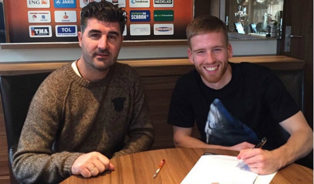 Gijs Smal (r) tijdens zijn contractverlenging in 2019.