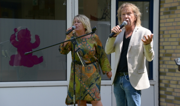 Marja en Loek Manshande entertainen hun publiek.