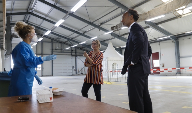 Wethouder Van der Ven en directeur Edward John Paulina die uitleg krijgen bij de testfaciliteit in Zwaag.