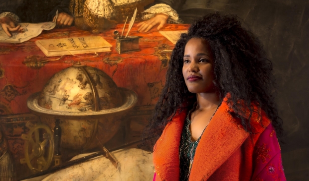 De bijzondere jas die Samira uit Eritrea op de foto aan heeft, wordt nu voor het goede doel geveild.