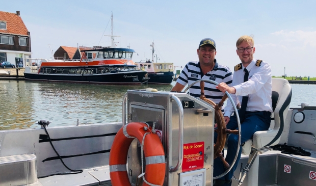 Robert van Duuren en Niels Bosman, operational manager, in de nieuwe e-sloep