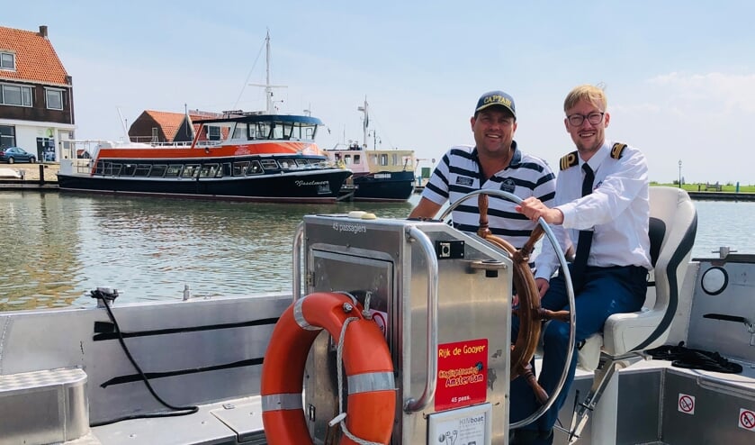 Robert van Duuren en Niels Bosman, operational manager, in de nieuwe e-sloep