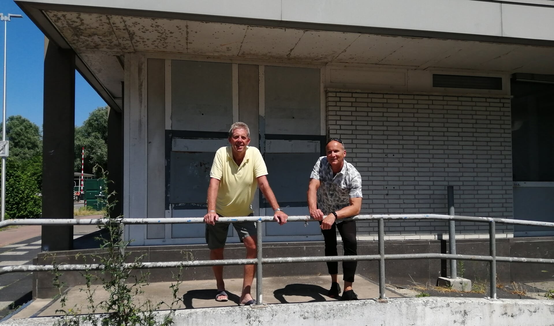 Rens (links) en Pascal voor het voormalige hoofdkantoor in Purmerend.