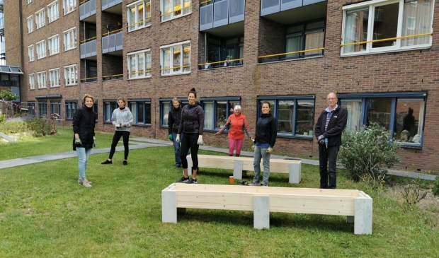 De vrijwilligers in de tuin.