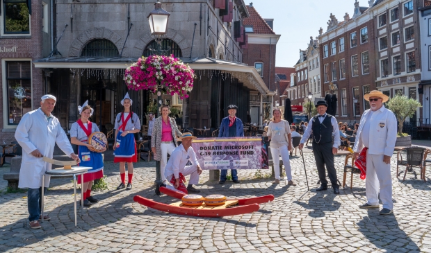 De Kaasmarkt in Hoorn ontving een bijdrage waardoor de vrijwilligers langs verzorgingshuizen kunnen gaan voor kleinschalige optredens.