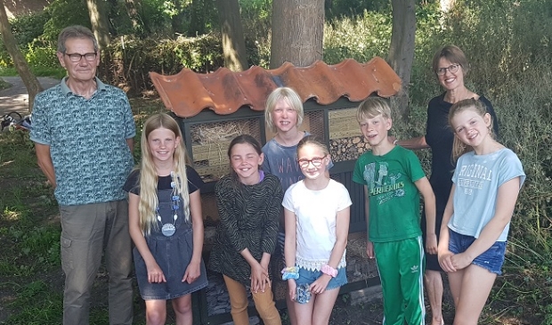 Direct-betrokkenen bij de officiële plichtpleging waaronder de wethouder en de kinderburgemeester.