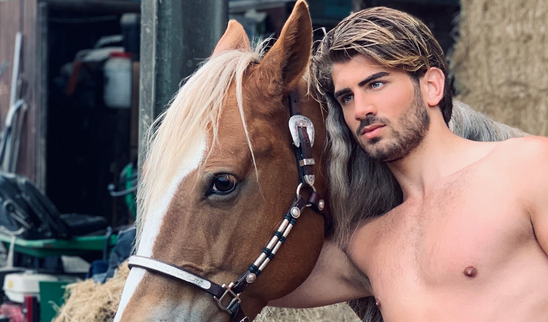 Zaanse hunk Zoël poseert voor goede doel Al het nieuws uit Zaanstad