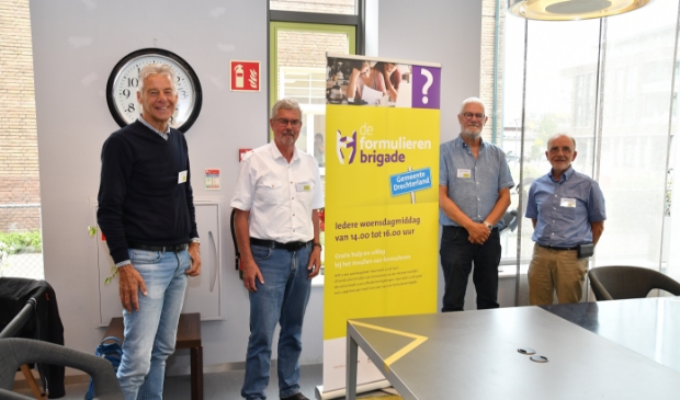 <p>De vrijwilligers van de Formulierenbrigade geven uitleg over brieven van gemeente </p>