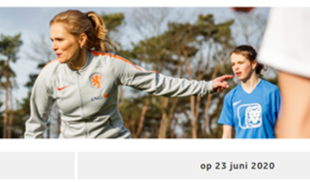 Bondscoach Sarina Wiegman instrueert.