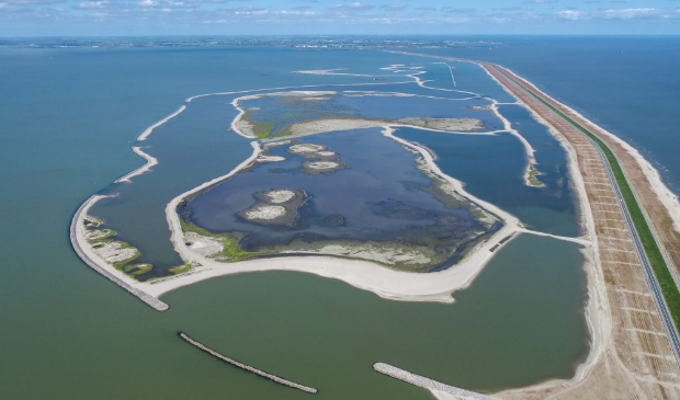 De Houtribdijk en het nieuwe natuurgebied Trintelzand.