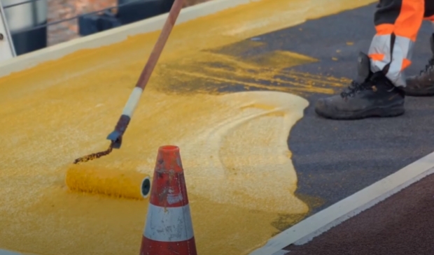 Ook de Beatrixbrug moet nog gele markeringen krijgen op de klep.
