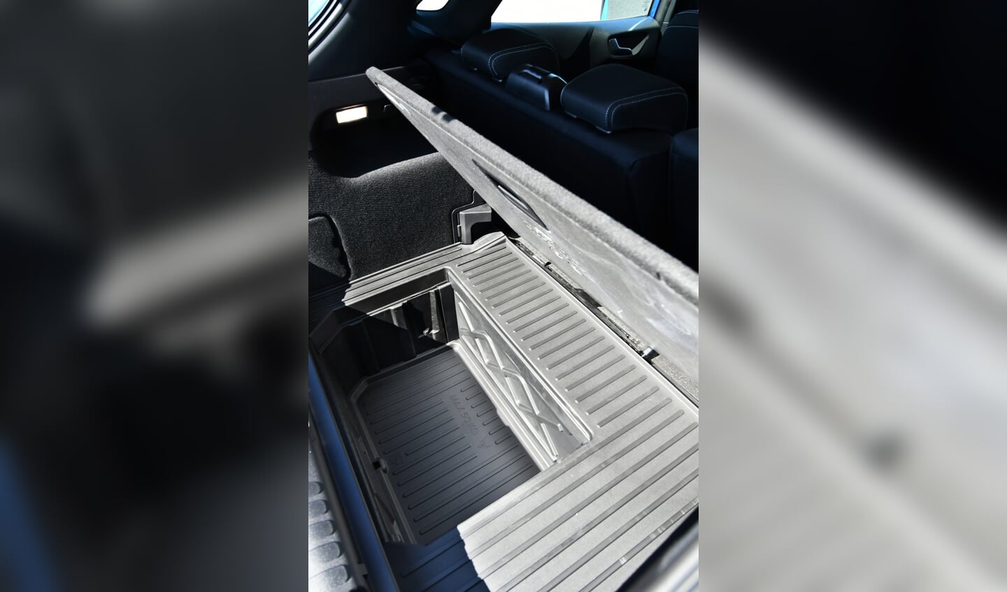 De Ford MegaBox biedt 80 liter extra bagageruimte. Ideaal om een golftas in te vervoeren of lange kamerplant.