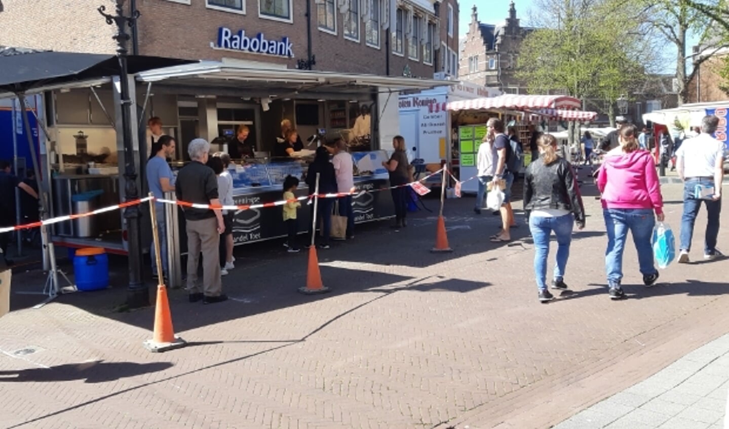 Iedereen houdt keurig afstand op de Rijswijkse Markt