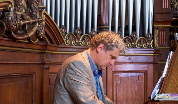 Mark Heerink opent een serie van drie lunchconcerten die deze zomer gehouden worden in de Oosterkerk en de Koepelkerk.
