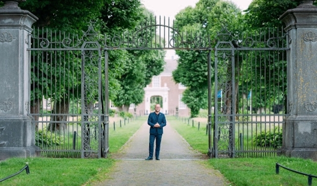 Hotel & Chateau Marquette in Heemskerk wil met de opbrengst van een aandelenemissie de coronacrisis overleven. Directeur/eigenaar Erik Kuiper-van den Berg staat voor zijn hotel.
