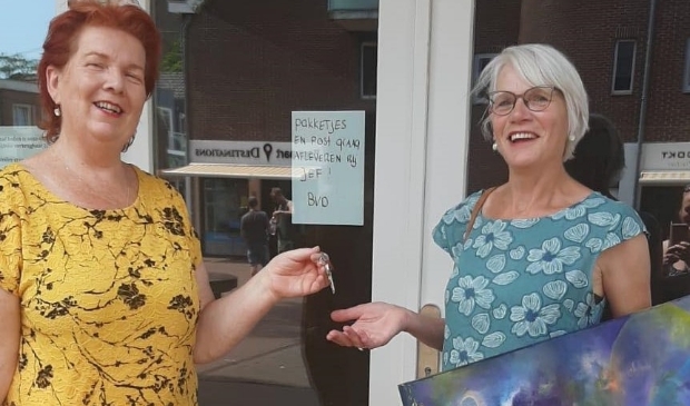 Mieke Rozing overhandigt sleutel aan exposante Annet Sijm voor haar tijdelijke expositieruimte aan 't Bakkerspleintje.