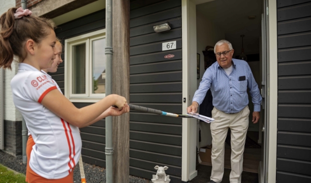 <p>Kinderen houden afstand met het verkopen van de loten.</p>