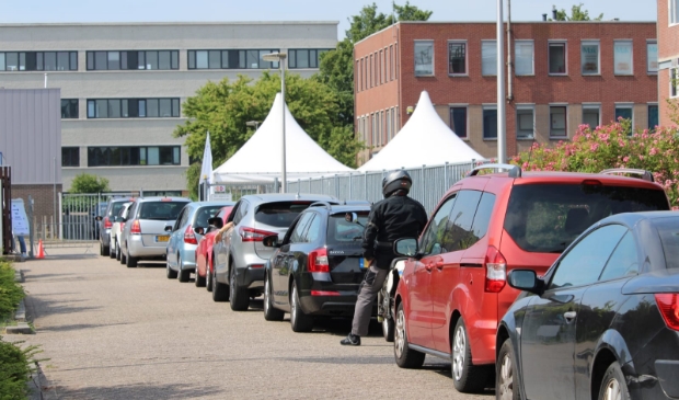 Drukte bij de corona teststraat in Purmerend