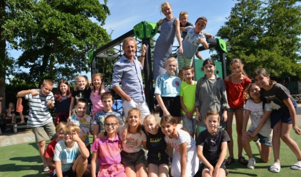 Tom de Boer staat tussen de leerlingen van de Anne Frankschool in Heemskerk.