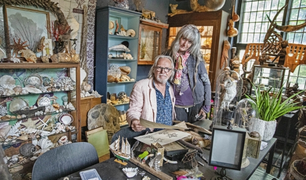 Hans Peter Corbee en zijn vriendin Nathalie Wijker speuren heel Nederland af naar bijzondere voorwerpen.