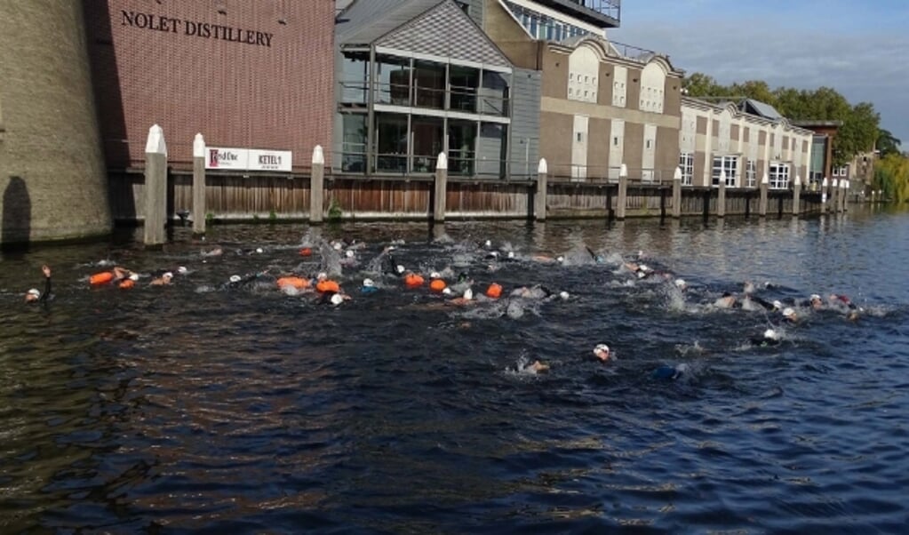 Ook dit jaar start de Branders Zwemtocht in de Buitenhaven voor de deur van Nolet Distillery. Alleen wordt het geen massastart. (Foto: PR) 