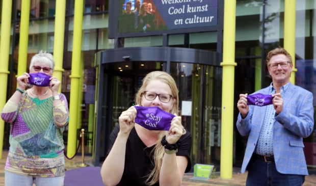 <p>Renate Schipper van Cool, geflankeerd door Joke Beers en Frank Wijte van het Vriendencomité.</p>