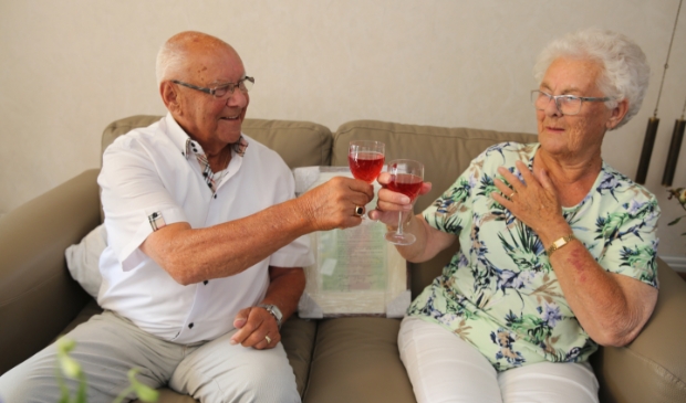 Het echtpaar proost op nog vele jaren in goede gezondheid.