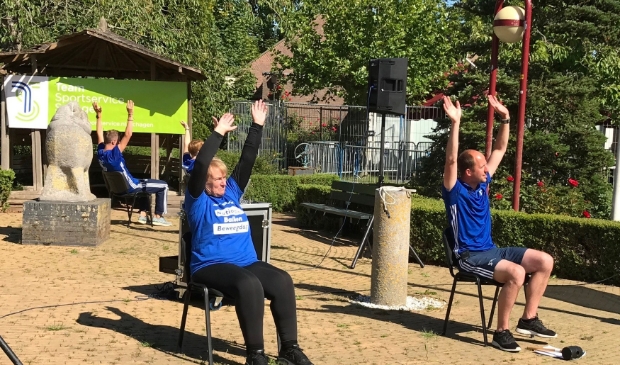 Wethouder Mary van Gent doet fanatiek mee aan Nationale Balkon Beweegdag (Foto’s Team Sportservice)
