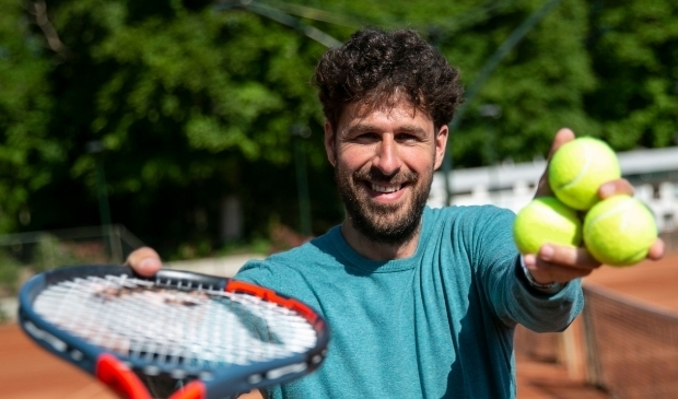 Initiatiefnemer Robin Haase nodigt alle Nederlanders uit een keer een balletje te slaan. (Foto: KNLTB)