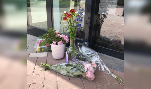 Bloemen voor het gemeentehuis in Volendam.