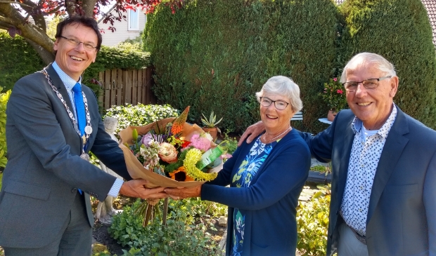 Bruidspaar De Wit uit Bovenkarspel wordt gefeliciteerd door burgemeester Ronald Wortelboer.